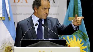 Scioli veta artículos de una ley que habilita a docentes sin título