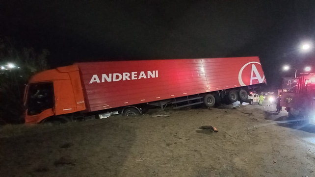 Siniestro en la autopista a Santa Fe. El camión terminó en un zanjón y el chofer tuvo que ser rescatado por Bomberos Zapadores de San Lorenzo.&nbsp;