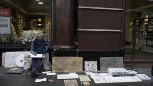 Sergio Provenzano en la puerta del Palacio Minetti, donde dibuja sobre distintos materiales.