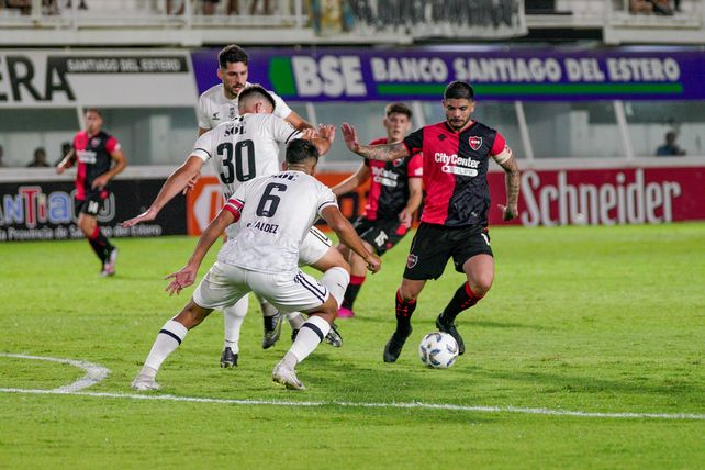 Primera función. Banega fue clave en el triunfo en Santiago.