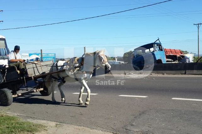 Un camión que transportaba arena chocó en la 168