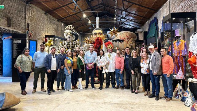 La Comisión Directiva de El Carnaval del País mantuvo un encuentro con el presidente del Club de Clubes y representantes de un carnaval de Encarnación