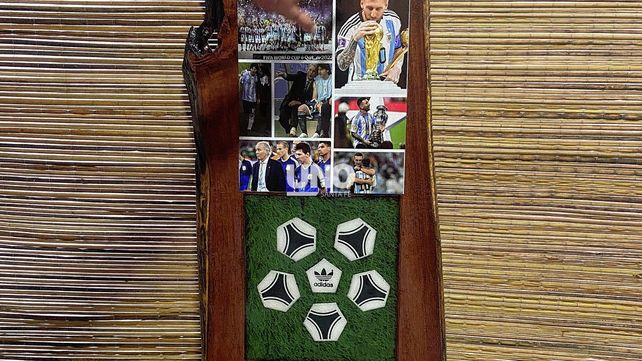 Un cuadro, una mochila y una esperanza: la historia del santafesino que sueña encontrarse con Leo Messi