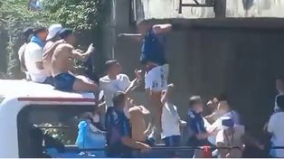 Dos personas se arrojaron encima del micro que traladaba a los jugadores.