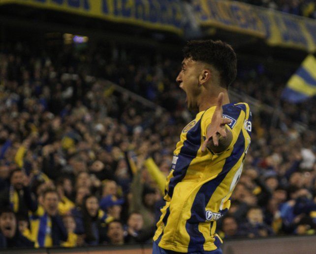 Con alma y vida. Alejo Veliz grita la apertura en el partido ante Deportivo Riestra.
