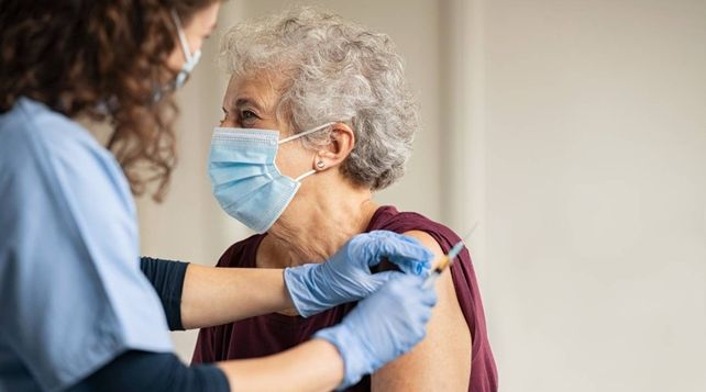 Reforzados. Los adultos mayores tienen una buena tasa de cobertura de vacunas contra el Covid.&nbsp;