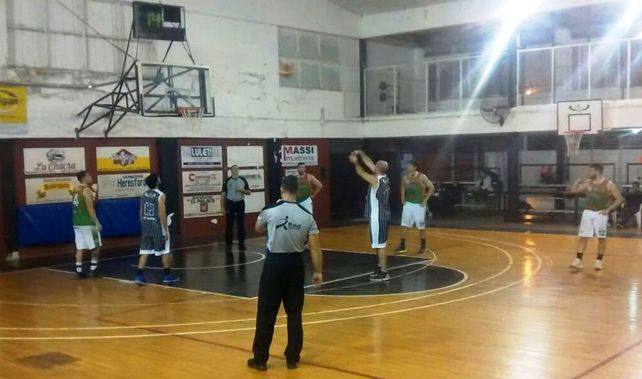 Con siete partidos sigue la acción en el Dos Orillas de básquet