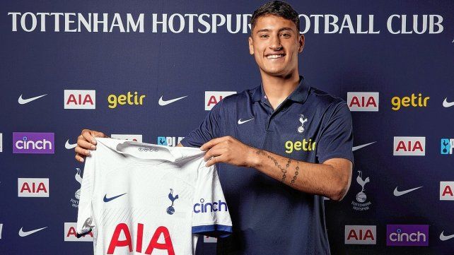 Alejo Véliz con la nueva camiseta que usará esta temporada.