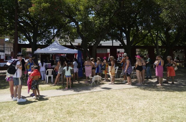 Colocan unas 600 dosis de vacunas por día en las piletas y polideportivos municipales