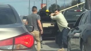 Dos automovilistas se agarraron a los palazos en el medio del tránsito