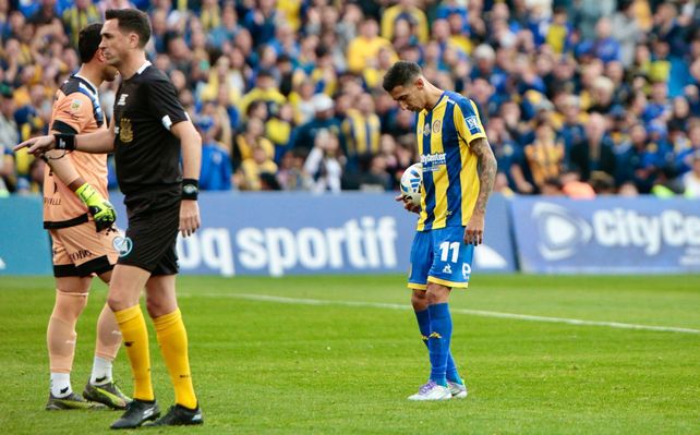 Dóvalo camina hacia el arco del Tomba, mientras Di María se repara para ejecutar el penal en favor de Central.