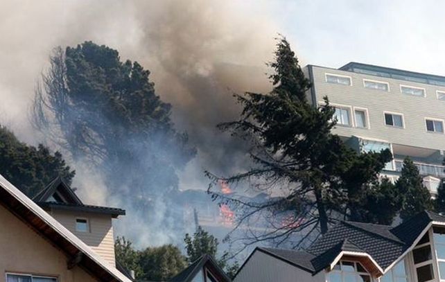 El fuego alcanzó varias casas cercanas al Centro Cívico de San Carlos de Bariloche.