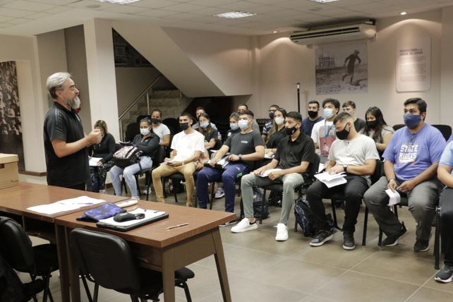 A full en la Rosarina. Cristian Ferreyra recibió a los aspirantes en la primera clase de árbitros.&nbsp;