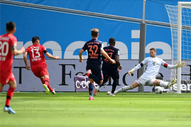 Lucas Alario marcó, pero su equipo perdió ante el Bayern