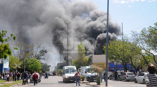 Tres horas de tensión por un gran incendio en barrio Fomento 9 de Julio