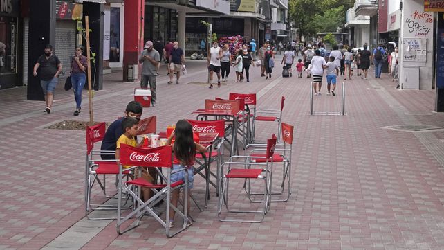 La gastronomía tiene un lugar de privilegio y luce variados locales con mesas en las veredas.