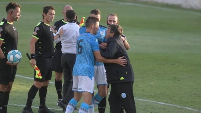 Lombardi explotó de bronca al final del encuentro que Belgrano perdió ante Barracas y cuestionó a los jueces.