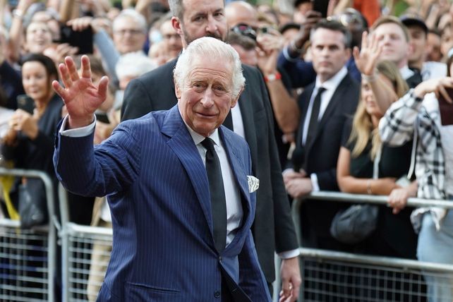 El rey al llegar a Buckingham se bajó del Roll Royce para ir a saludar al público.
