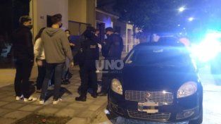 Quinteto de violentos delincuentes emboscó y baleó a un joven con fines de robo en la plaza Ayacucho