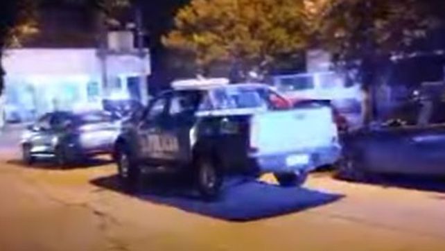 Varios móviles policiales concurrieron al Hospital Gamen este viernes por la noche