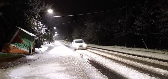La nieve llegó a la cordillera y cubrió de un manto blanco a la ciudad de Bariloche
