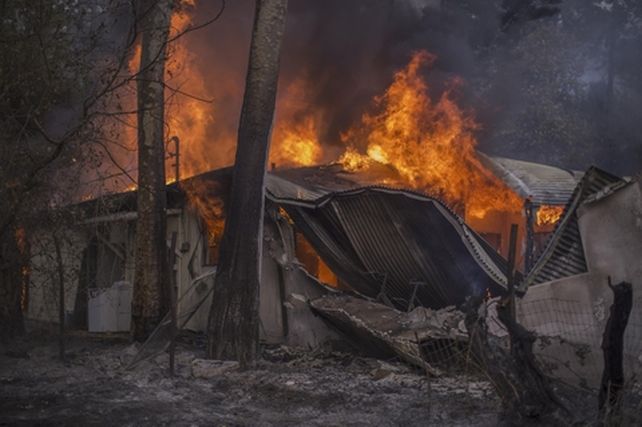 carpintería. El fuego devora bosques y barrios enteros en California.