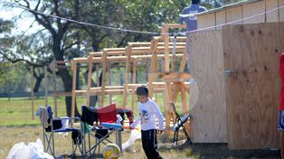 Creciente del Paraná: la Municipalidad construye más módulos