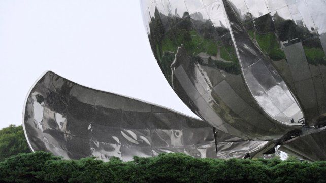 La escultura metálica de 20 metros de altura que domina la plaza Naciones Unidas en el barrio porteño de Recoleta