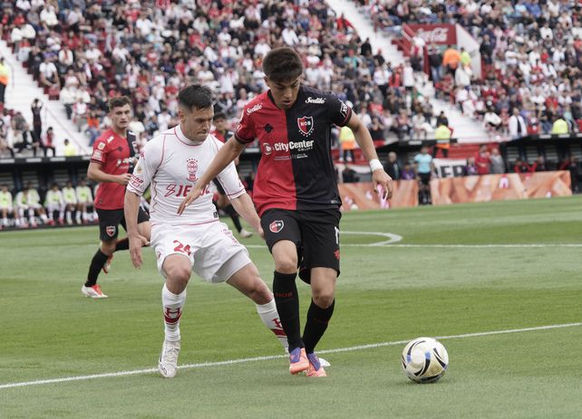 Valentino Acuña cubre la pelota. Contra Huracán