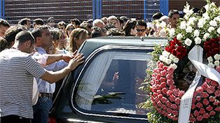 Iba a enterrar a su marido, pero el ata&uacute;d la golpe&oacute; en la cabeza y muri&oacute;