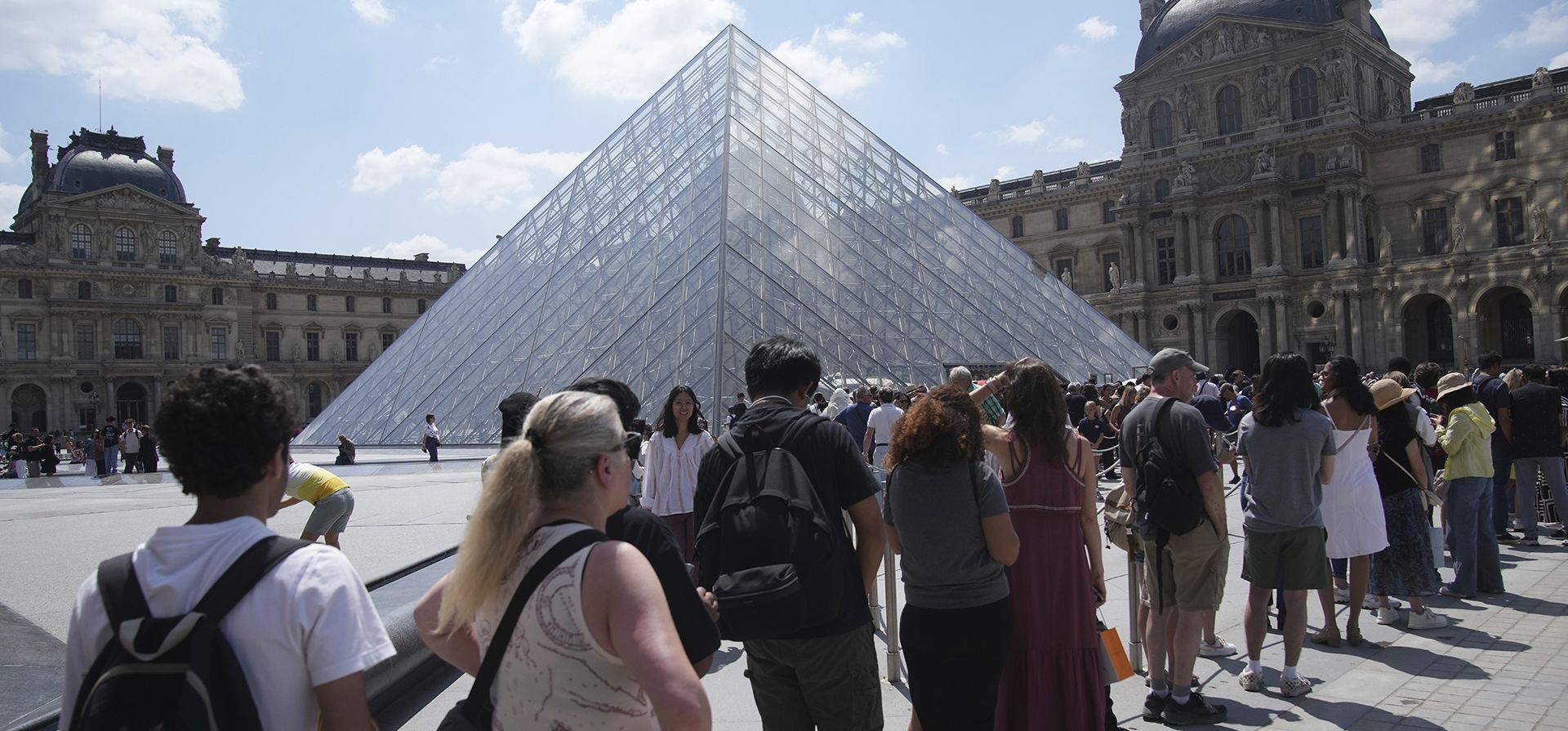 Turistas hacen fila frente al Museo del Louvre, que no abrió a tiempo el lunes 16 de junio de 2025 en París. (Foto AP/Christophe Ena) Turistas hacen fila frente al Museo del Louvre, que no abrió a tiempo el lunes 16 de junio de 2025 en París. (Foto AP/Christophe Ena)