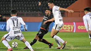 Wanchope Ábila marcó golazos con la camiseta de Colón, pero falló varias situaciones propicias, incluidos dos penales.