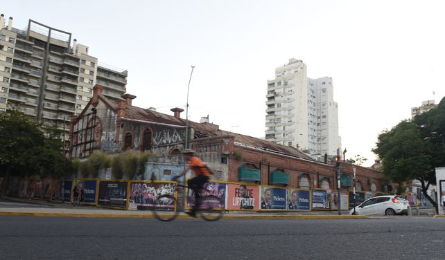 Frente al río. El inmenso galpón