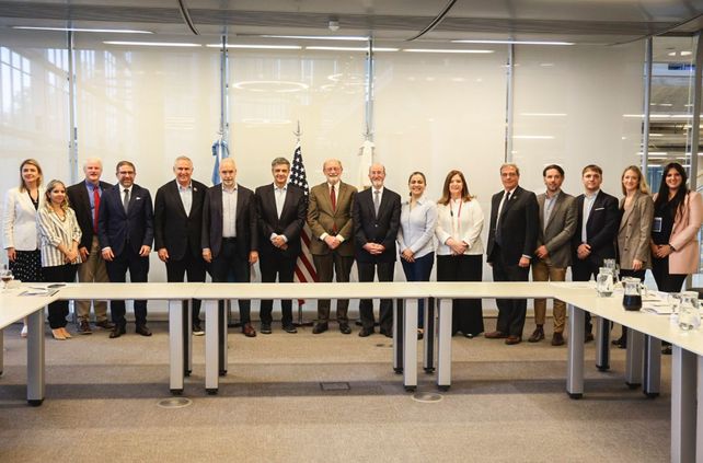 Autoridades del Gobierno de la ciudad de Buenos Aires junto a la delegación oficial del Senado de California y Diego Sueiras, presidente de la FNGA.
