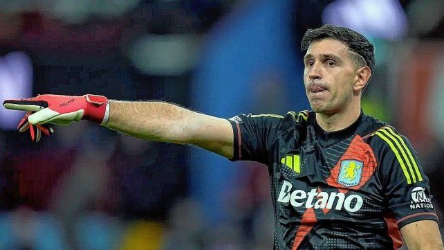 Emiliano Martínez no pudo completar su partido con Aston Villa por un problema muscular.