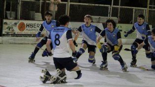Los jugadores de Rowing celebrando el pase a la final del Torneo Clausura.