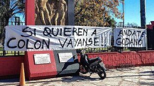 Clima pesado: banderas amenazantes contra la dirigencia de Colón