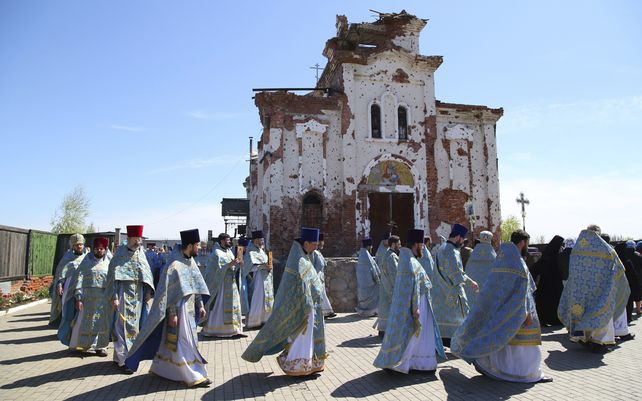 Sacerdotes asisten a una procesión religiosa que celebra la Pascua ortodoxa en el Monasterio Iversky