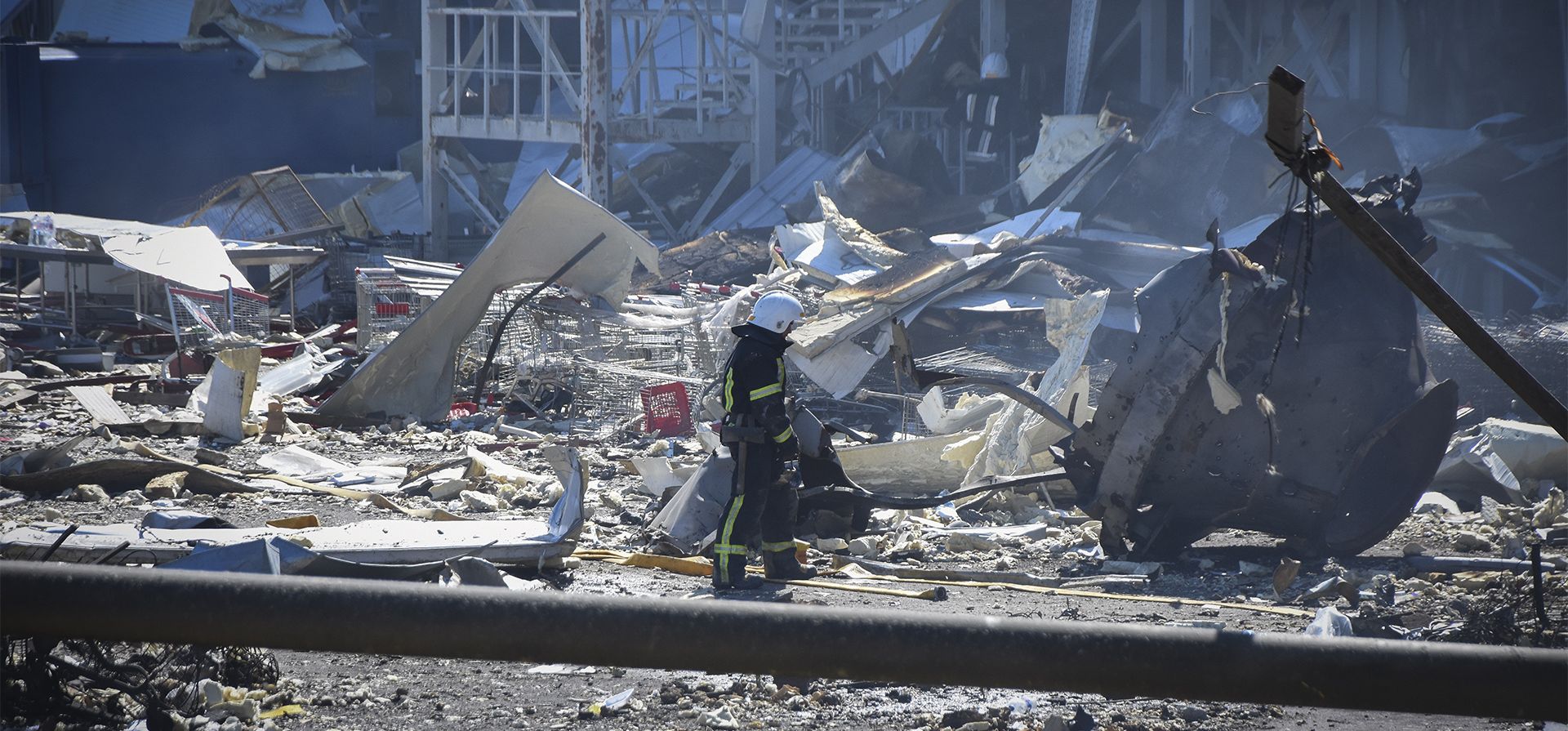 Un bombero ucraniano trabaja cerca de un edificio destruido en las afueras de Odesa, Ucrania, el martes 10 de mayo de 2022. El ejército ucraniano dijo que las fuerzas rusas dispararon siete misiles un día antes desde el aire en el crucial puerto de Odesa en el Mar Negro, golpeando un centro comercial centro y un almacén.