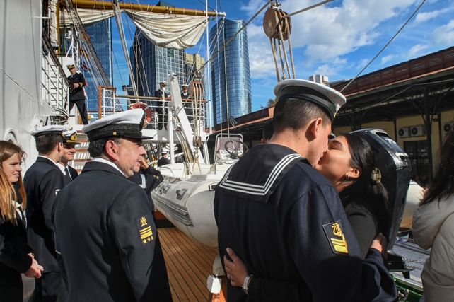 Un beso de despedida retratado en una postal de este sábado en el Apostadero Naval de Buenos Aires.