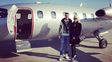 La pareja y una foto en lo que parece un avión privado. La pareja y una foto en lo que parece un avión privado.