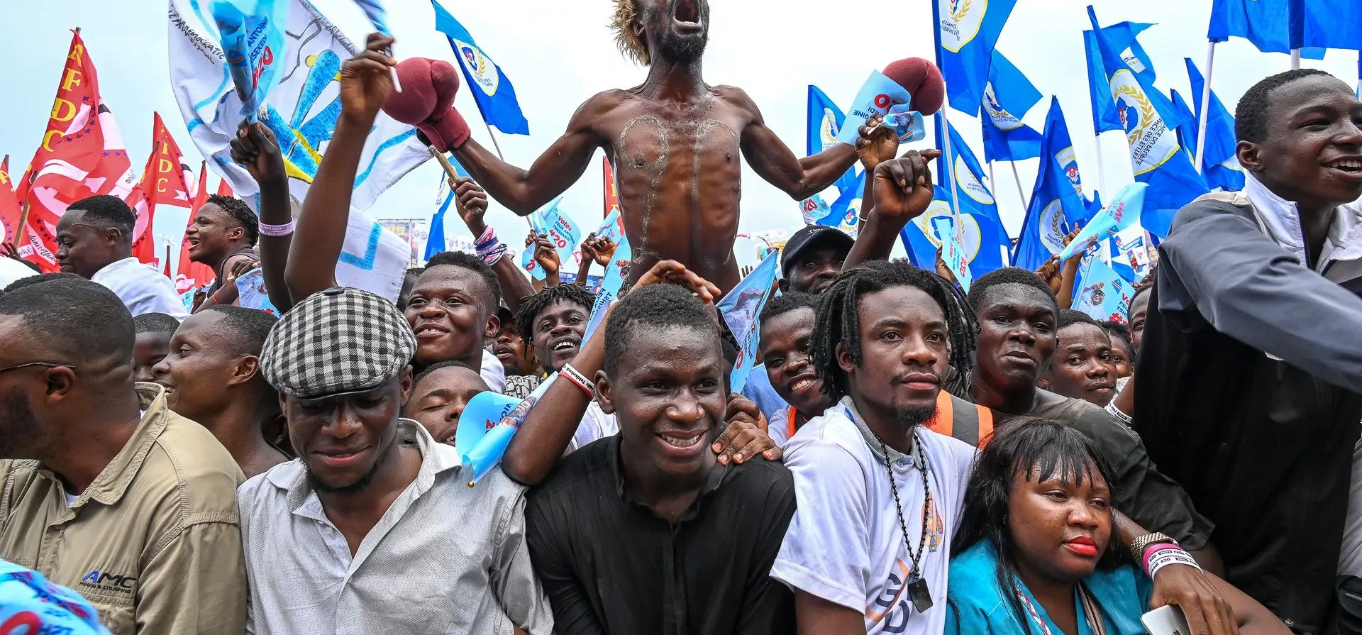 Partidarios del presidente de la República Democrática del Congo y líder del partido Unión para la Democracia y el Progreso Social, Felix Tshisekedi, aplauden durante un mitin de campaña en el distrito de Ndjili. Cuarenta y cuatro millones de personas están registradas para votar en las elecciones previstas para el 20 de diciembre en la nación centroafricana. Fotografía: Arsene Mpiana/AFP/Getty Images Partidarios del presidente de la República Democrática del Congo y líder del partido Unión para la Democracia y el Progreso Social, Felix Tshisekedi, aplauden durante un mitin de campaña en el distrito de Ndjili. Cuarenta y cuatro millones de personas están registradas para votar en las elecciones previstas para el 20 de diciembre en la nación centroafricana. Fotografía: Arsene Mpiana/AFP/Getty Images