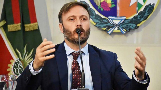 Enrique Cresto (PJ) y Francisco Azcué (JxER) realizaron la firma de actas del traspaso de la Intendencia. El acto de asunción será el martes