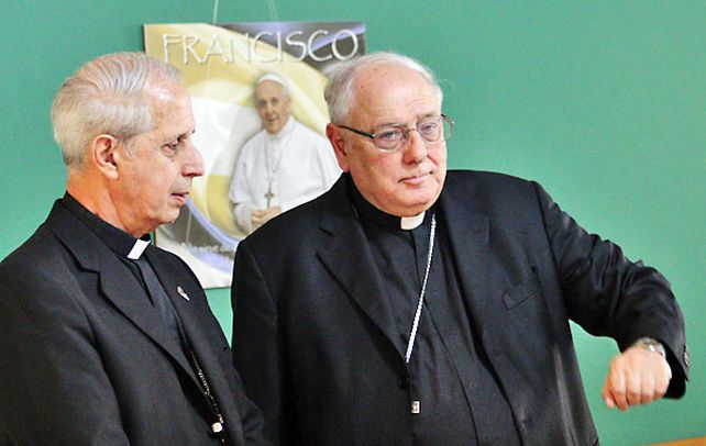 Alertas. Monseñor José María Arancedo (de frente) junto al cardenal primado de la Argentina