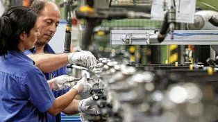 Derrumbe de la industria argentina en febrero: cayeron 14 rubros y solo 2 se salvaron