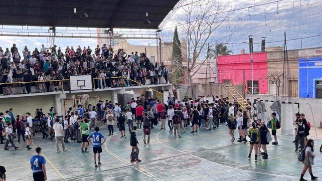 Tres estudiantes cayeron desde una tribuna en Concordia