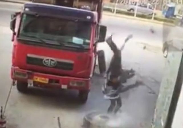 Un mecánico voló por los aires al explotar el neumático de camión que estaba arreglando