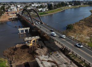 Nuevo Puente Carretero: comenzaron los pilotes sobre el río Salado y ratifican la fecha de finalización