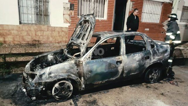 El auto incendiado en Guadalupe Oeste en la madrugada de este martes