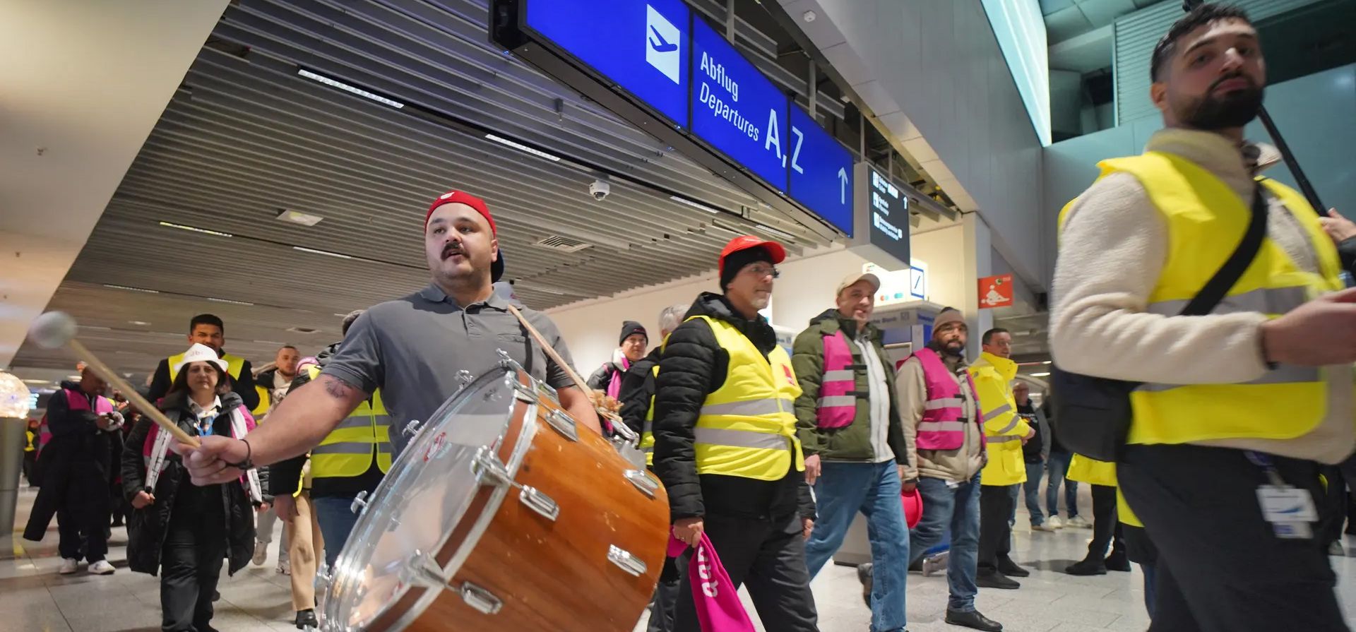 Huelga de trabajadores de la seguridad de la aviación convocada por el sindicato alemán Verdi, Fráncfort, Alemania. Fotografía: Timm Reichert/Reuters Huelga de trabajadores de la seguridad de la aviación convocada por el sindicato alemán Verdi, Fráncfort, Alemania. Fotografía: Timm Reichert/Reuters